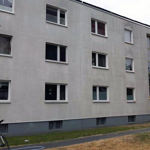 Hauswand eines Mehrfamilienhauses vor Reinigen der Fassade! Fassade Mehrfamilienhaus dreckig, vorher